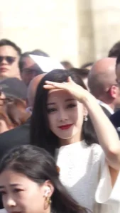 Dilraba Dilmurat's Appearance at Paris Fashion Week Sparks Debate Among Fans and Fashion Critics - image 4