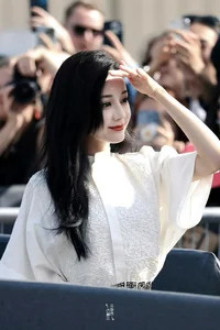 Dilraba Dilmurat's Appearance at Paris Fashion Week Sparks Debate Among Fans and Fashion Critics - image 8