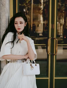 Dilraba Dilmurat's Appearance at Paris Fashion Week Sparks Debate Among Fans and Fashion Critics - image 0