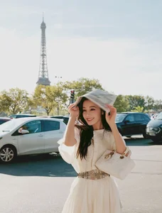 Dilraba Dilmurat's Appearance at Paris Fashion Week Sparks Debate Among Fans and Fashion Critics - image 2