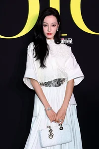 Dilraba Dilmurat's Appearance at Paris Fashion Week Sparks Debate Among Fans and Fashion Critics - image 1