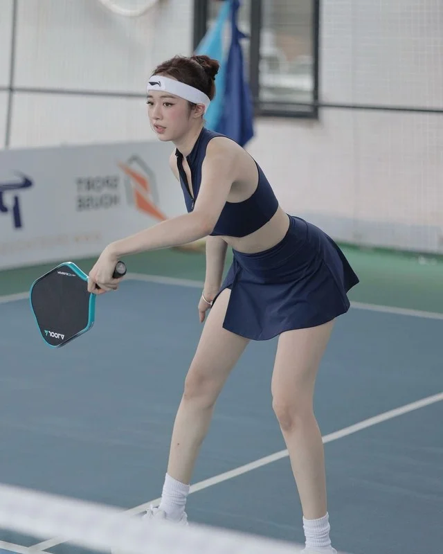 Style Guide: How This Vietnamese Fashion Influencer Masters the Bodycon Trend with Confidence