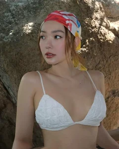 Vietnamese Superstar Minh Hang Showcases Toned Physique in Luxury Beach Vacation Photos - image 9
