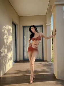 Vietnamese Superstar Minh Hang Showcases Toned Physique in Luxury Beach Vacation Photos - image 8