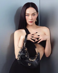 Vietnamese Superstar Minh Hang Showcases Toned Physique in Luxury Beach Vacation Photos - image 6