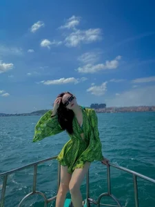 Vietnamese Superstar Minh Hang Showcases Toned Physique in Luxury Beach Vacation Photos - image 3