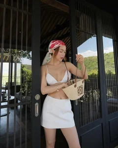 Vietnamese Superstar Minh Hang Showcases Toned Physique in Luxury Beach Vacation Photos - image 2