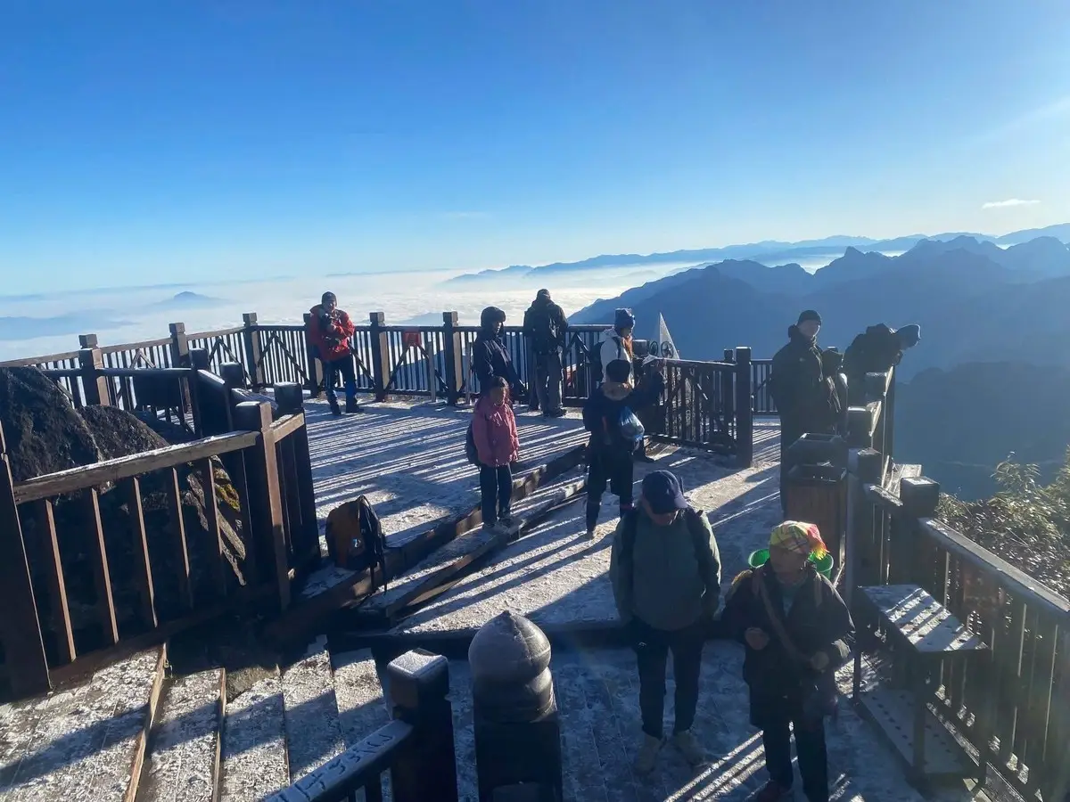 Fansipan's Early Season Frost: Majestic Peaks Covered in Ice, Inviting Travelers to Explore