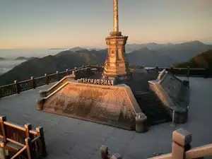 Fansipan's Early Season Frost: Majestic Peaks Covered in Ice, Inviting Travelers to Explore - image 2