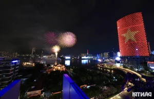 Spectacular Fireworks Display Lights Up Ho Chi Minh City Sky for April 30 - image 1