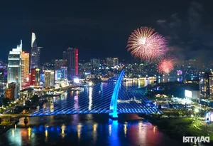 Spectacular Fireworks Display Lights Up Ho Chi Minh City Sky for April 30 - image 0