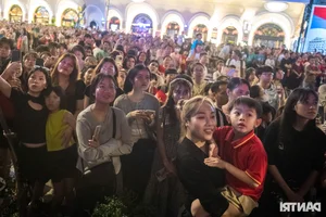 Spectacular Fireworks Display Lights Up Ho Chi Minh City Sky for April 30 - image 9