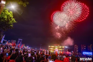Spectacular Fireworks Display Lights Up Ho Chi Minh City Sky for April 30 - image 7