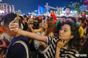 Spectacular Fireworks Display Lights Up Ho Chi Minh City Sky for April 30 - image 13