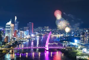 Spectacular Fireworks Display Lights Up Ho Chi Minh City Sky for April 30 - image 8