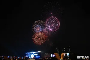 Spectacular Fireworks Display Lights Up Ho Chi Minh City Sky for April 30 - image 6