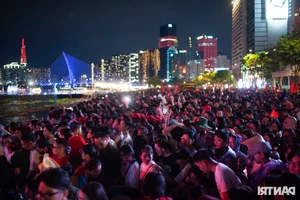 Spectacular Fireworks Display Lights Up Ho Chi Minh City Sky for April 30 - image 2