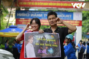 Creative and Humorous Banners Cheering Students During Vietnam's High-Stakes Exam Season - image 2