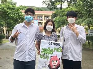 Creative and Humorous Banners Cheering Students During Vietnam's High-Stakes Exam Season - image 6