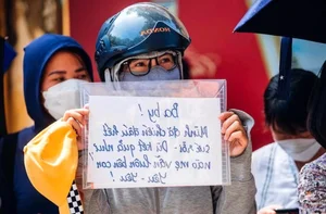 Creative and Humorous Banners Cheering Students During Vietnam's High-Stakes Exam Season - image 3