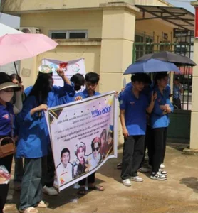 Creative and Humorous Banners Cheering Students During Vietnam's High-Stakes Exam Season - image 10