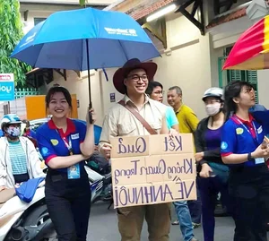 Creative and Humorous Banners Cheering Students During Vietnam's High-Stakes Exam Season - image 4