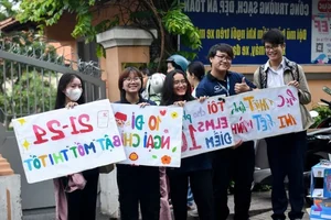 Creative and Humorous Banners Cheering Students During Vietnam's High-Stakes Exam Season - image 8
