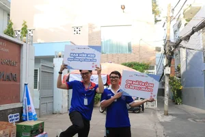 Creative and Humorous Banners Cheering Students During Vietnam's High-Stakes Exam Season - image 5