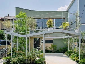 Modern Japanese Architecture: Kazari Garden House in Tokyo Featuring a Unique Curved Terrace and Light-Filled Minimalist Split-Level Interiors - image 0