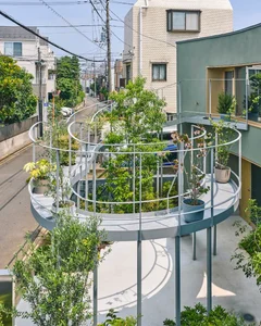 Modern Japanese Architecture: Kazari Garden House in Tokyo Featuring a Unique Curved Terrace and Light-Filled Minimalist Split-Level Interiors - image 15