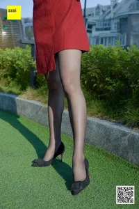 Lai Lai: Elegant Black Silk and Dress in IESS SXJ NO.174 - image 1