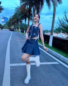 Style Like Chi Pu: Trendy Ways to Wear Boots for a Chic and Modern Look - image 0