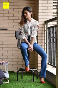 Guang Yan - Jeans and Red High Heels IESS Sizu Biandang 224 - image 5