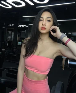 Fitness and Mystery: The Rise of the Gym Hot Girl with a Striking Mixed-Race Aesthetic - image 7