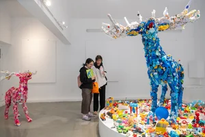Breathtaking Art from Waste: Transforming Thousands of Old Plastic Toys into Masterpieces - image 11