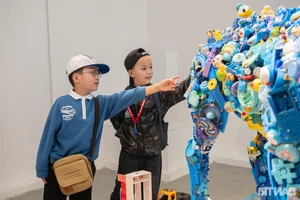 Breathtaking Art from Waste: Transforming Thousands of Old Plastic Toys into Masterpieces - image 10