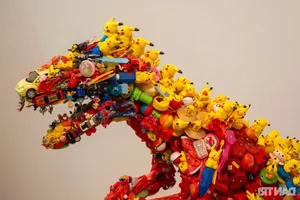 Breathtaking Art from Waste: Transforming Thousands of Old Plastic Toys into Masterpieces - image 7