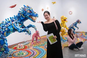 Breathtaking Art from Waste: Transforming Thousands of Old Plastic Toys into Masterpieces - image 2