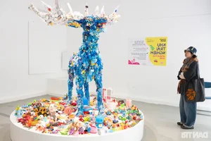 Breathtaking Art from Waste: Transforming Thousands of Old Plastic Toys into Masterpieces - image 1