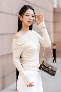 Ha Anh 'Red Rain' Dazzles: Elegant Red Dress Defines Her Striking Fashion Style - image 7