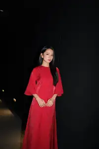 Ha Anh 'Red Rain' Dazzles: Elegant Red Dress Defines Her Striking Fashion Style - image 1