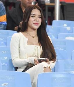 Natural Beauty Unveiled: The Raw Camera Charm of Dang Van Lam's Girlfriend - image 6
