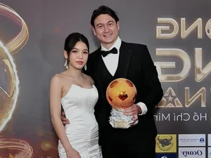 Natural Beauty Unveiled: The Raw Camera Charm of Dang Van Lam's Girlfriend - image 3