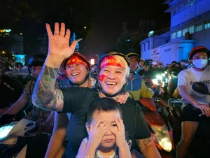 Iconic Victory Celebrations: Capturing the Passion of Vietnam’s Football Fans - image 0