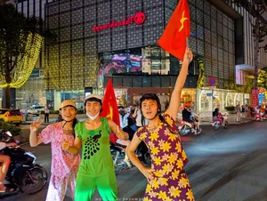 Iconic Victory Celebrations: Capturing the Passion of Vietnam’s Football Fans - image 4