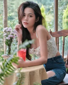 Stylish Saigon Beauty: The Captivating Charm of Vietnam's Viral Grocery Store Hot Girl - image 5