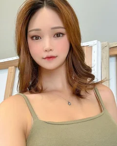 Korean Social Media Trends: The Controversy Surrounding Influencer Fashion and Bold Fitness Photography Culture - image 0