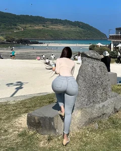 Korean Social Media Trends: The Controversy Surrounding Influencer Fashion and Bold Fitness Photography Culture - image 5