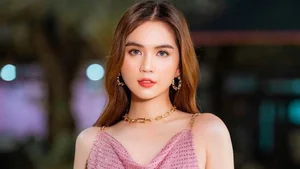 Ngoc Trinh and A-List Stars Dazzle at the 'Chi Dau' Movie Premiere Red Carpet Event - image 9