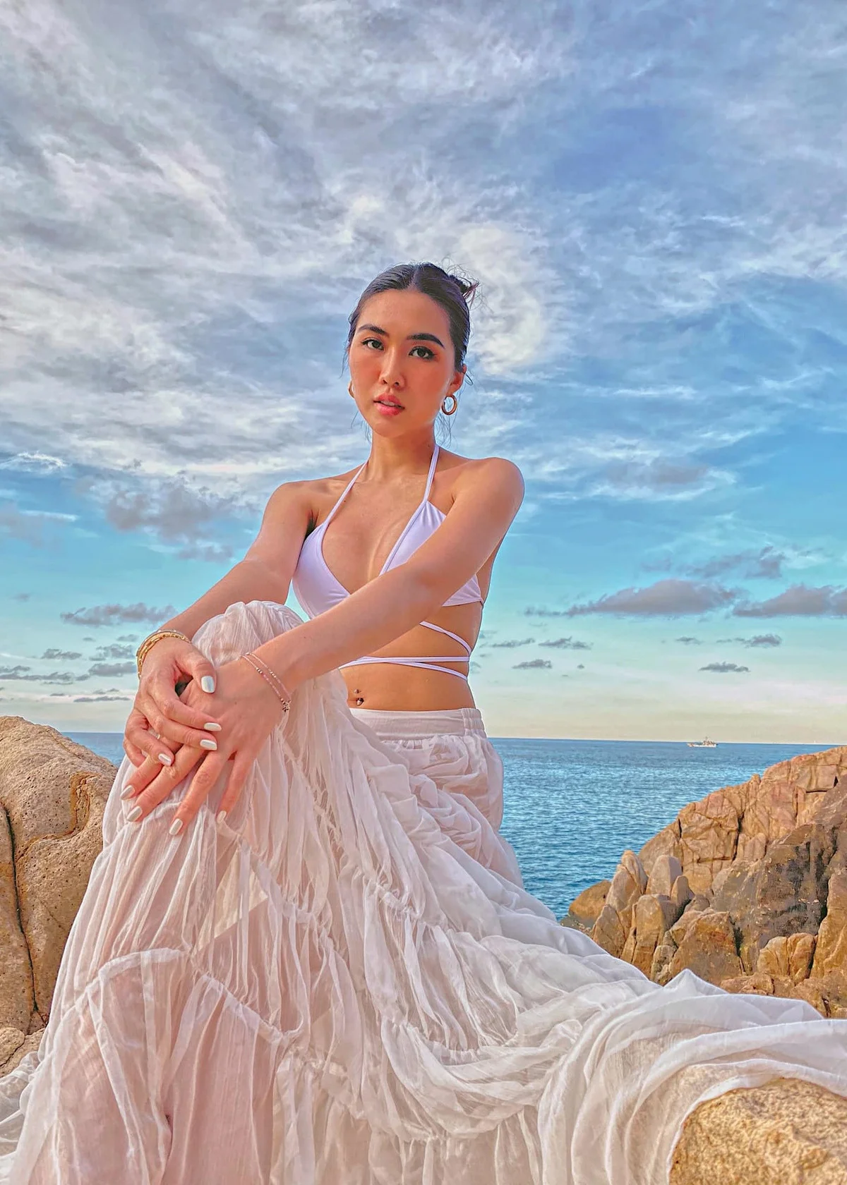 Tường Linh: Vietnam’s 'Smallest Waist' Beauty Queen Stuns in Sultry Bikini Shoot